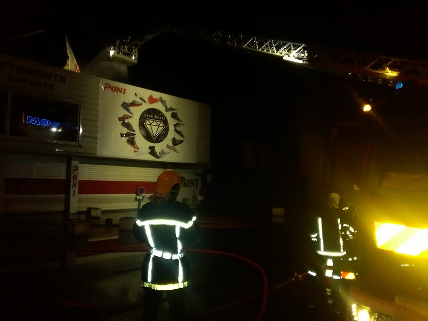 Nuit du samedi Gras 2017,  le magasin de chaussures PONI prend feu en pleine zone industrielle.