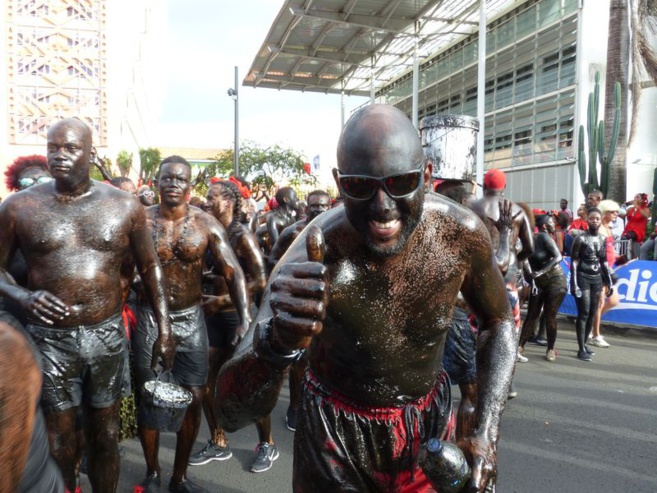 Ils sont noirs mais ce ne sont pas des tableaux. Des nègres MAWON devant le TMC de FdeF