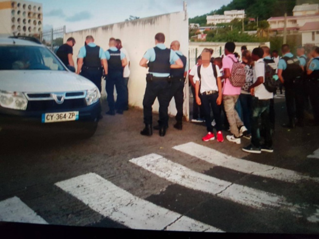 Contrôle de Gendarmerie aux abords d'un établissement scolaire...Des produits stupéfiants ! 