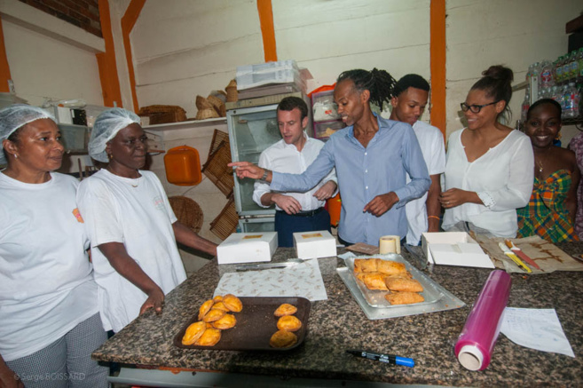 Photo non contextuelle. Ici la visite d'Emmanuel Macron à une patisserie locale .Photographe Serge Boissard