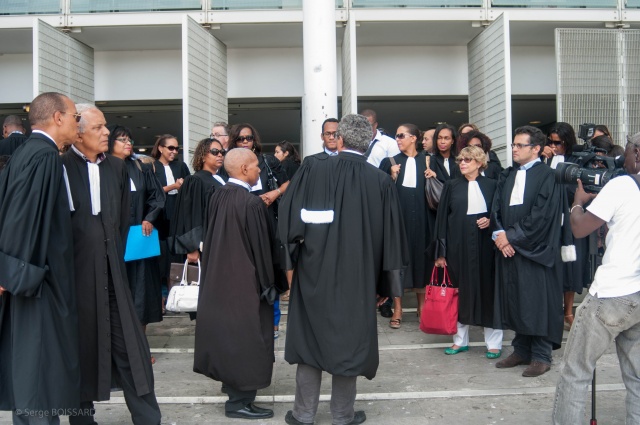 Moquons nous, gentiment, deux minutes des avocats .