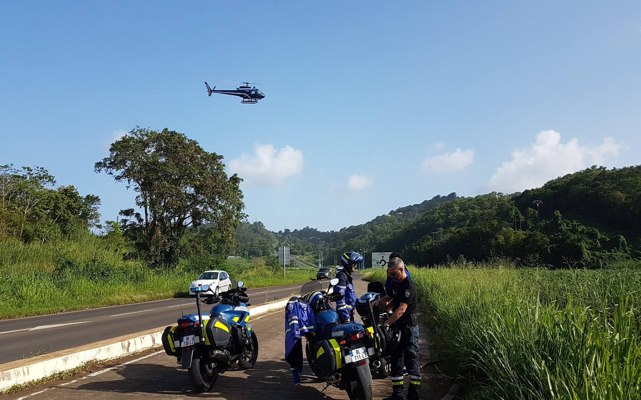 En France on les appelle rodéos motorisés , en Martinique ce sont des "tiwaj" sauvages !