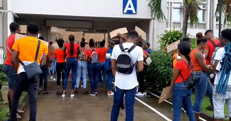 Les élèves du Lycée Agricole  manifestent devant la Daaf.