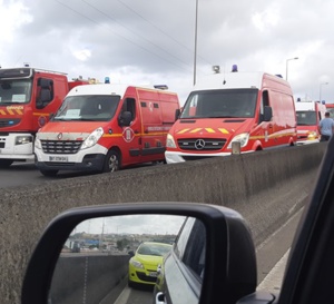 Les pompiers obligés d’éteindre le feu qui détruit leur maison, seuls !