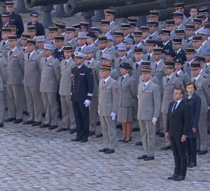 CÉRÉMONIE - Un hommage national est rendu ce lundi 2 décembre aux Invalides aux treize militaires français.