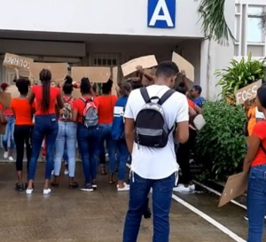 Les élèves du Lycée Agricole  manifestent devant la Daaf.