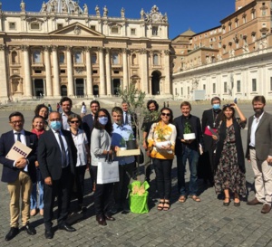 Audrey Pulvar était au Vatican ..avec une délégation elle est venue inviter le Saint Père à Paris, .