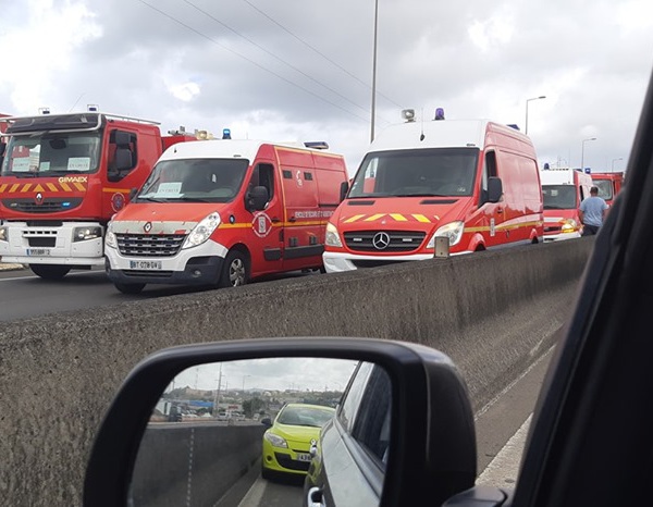 Les pompiers obligés d’éteindre le feu qui détruit leur maison, seuls !