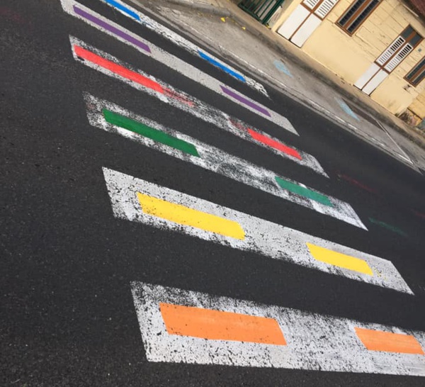 Un passage piéton arc en ciel inauguré au Carbet en Martinique 