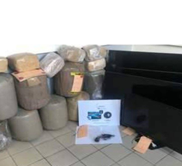 85 kilos de cannabis en ballots, 1 arme de poing, 2 véhicules, du matériel hi-fi, 3500 euros.