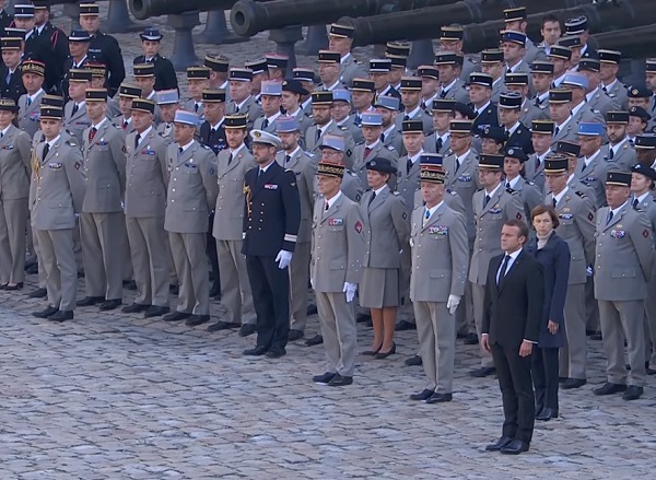 CÉRÉMONIE - Un hommage national est rendu ce lundi 2 décembre aux Invalides aux treize militaires français.