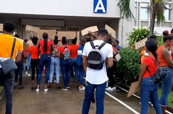 Les élèves du Lycée Agricole  manifestent devant la Daaf.