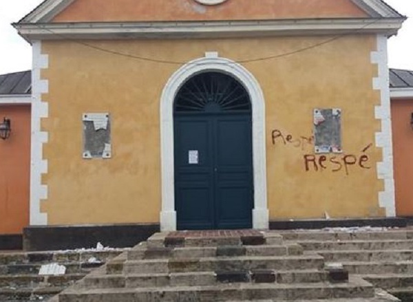 Un incendie volontaire dans un poste de pompage de la SME et des actes de vandalisme sur les murs d'une église classée.