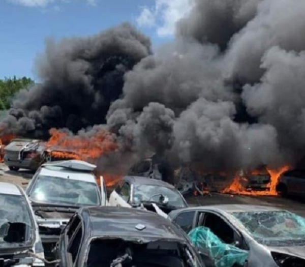 La casse Centrale Cass’Auto au Lamentin en feu . 