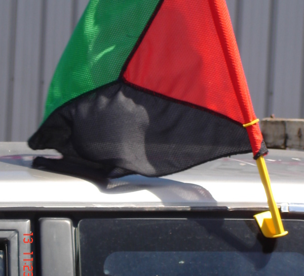 MAKAC LA ATTEND DE SAVOIR SI ON VA TOUCHER AU DRAPEAU DE MALSA A L’ENTRÉE DE SAINTE ANNE.